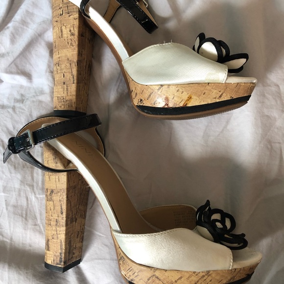 Nine West Black and White with Flower Size 8 US - Picture 1 of 5